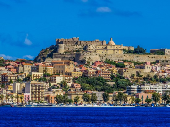 Dove dormire a Milazzo: migliori zone tra mare, borgo e partenze per le Eolie
