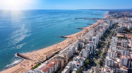 Dove Dormire a Quarteira: Le Migliori Zone per una Vacanza al Mare e per Visitare la Città