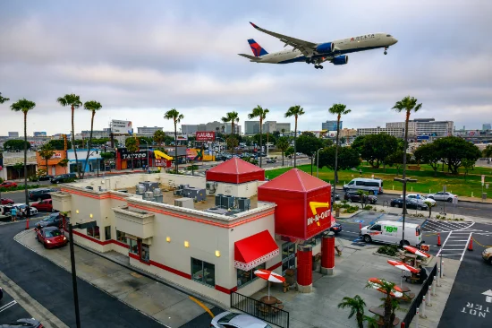 Aereo in arrivo al Los Angeles International Airport LAX - California, USA
